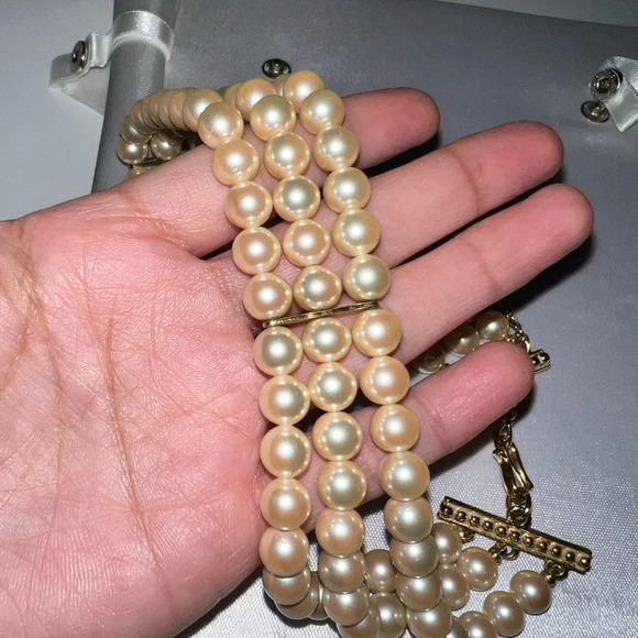 Elegant Pearl Necklace with Gold Accents - Picture 7 of 8